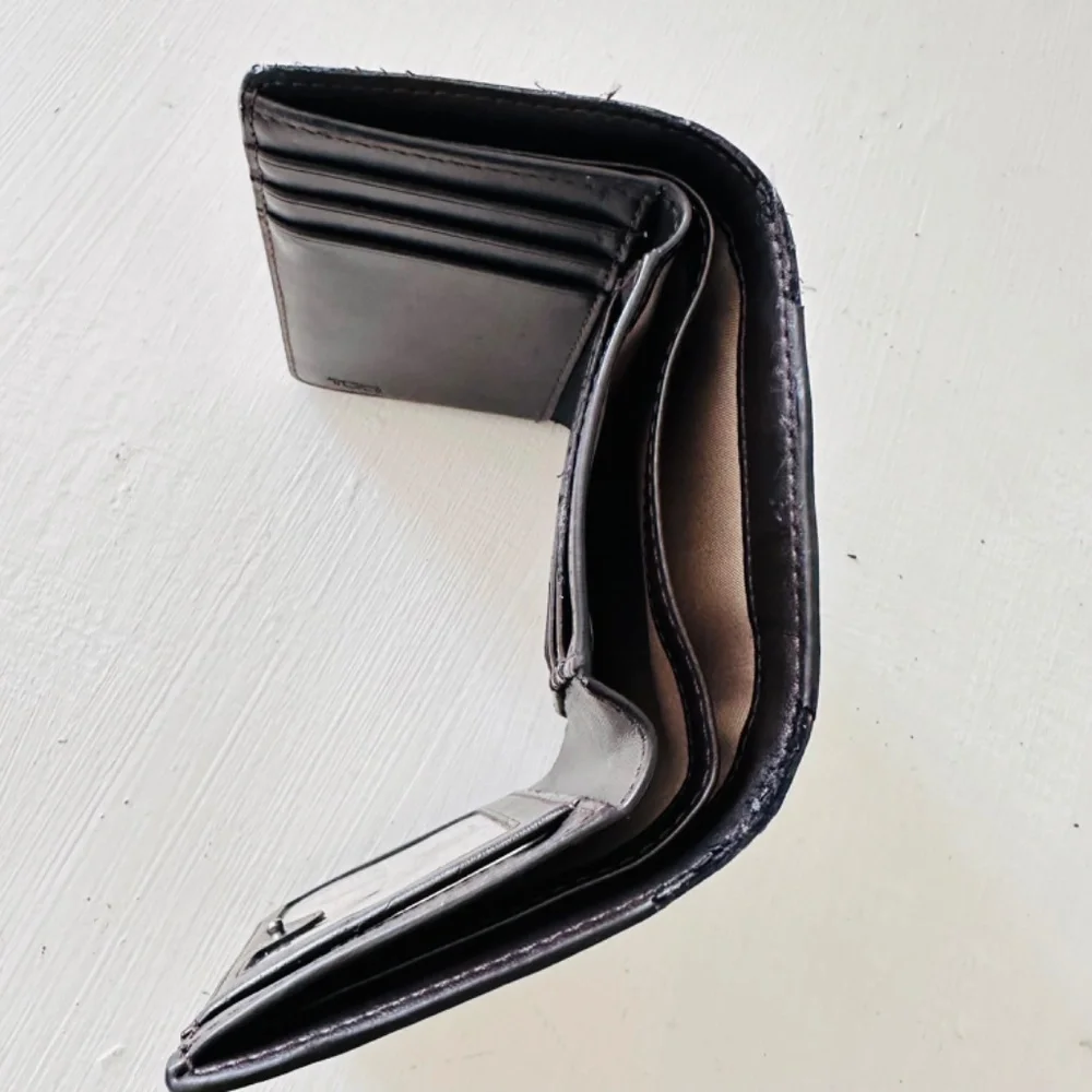 Tumi Crafted from leather, this refined and durable tri-fold wallet offers super